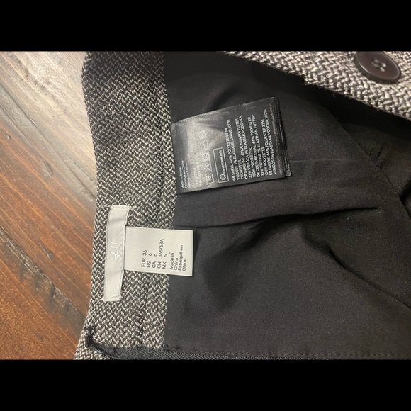 H&M Black and grey pencil skirt with buttons - Picture 3 of 3